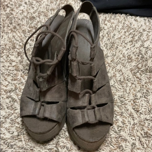 Women’s gray wedges - Picture 2 of 3